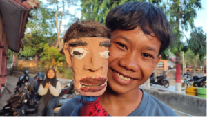 Wayang Botol: Ketika Anak Desa di Loteng Bersuara Lewat Budaya 3 - Gemilang Sehat wayang botol3 - Gemilang Sehat